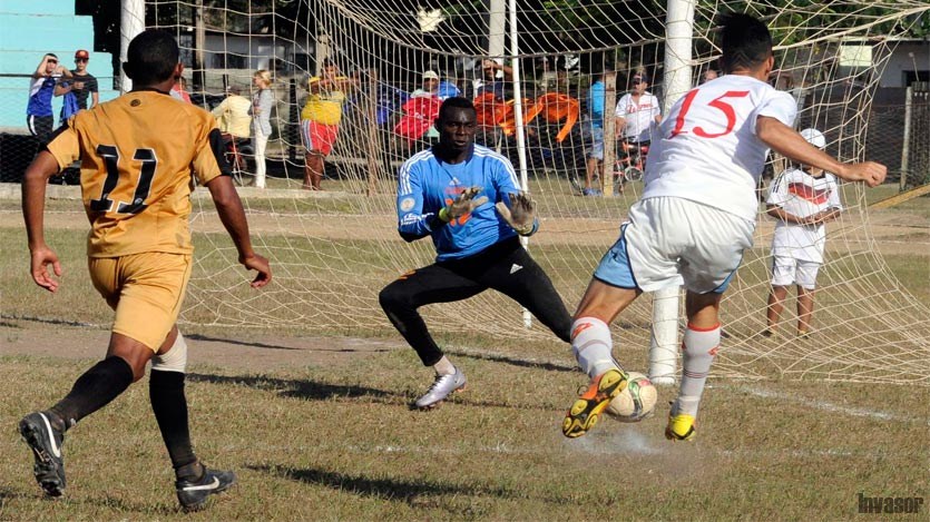 Partido de futbol protagonizado par los Tiburones
