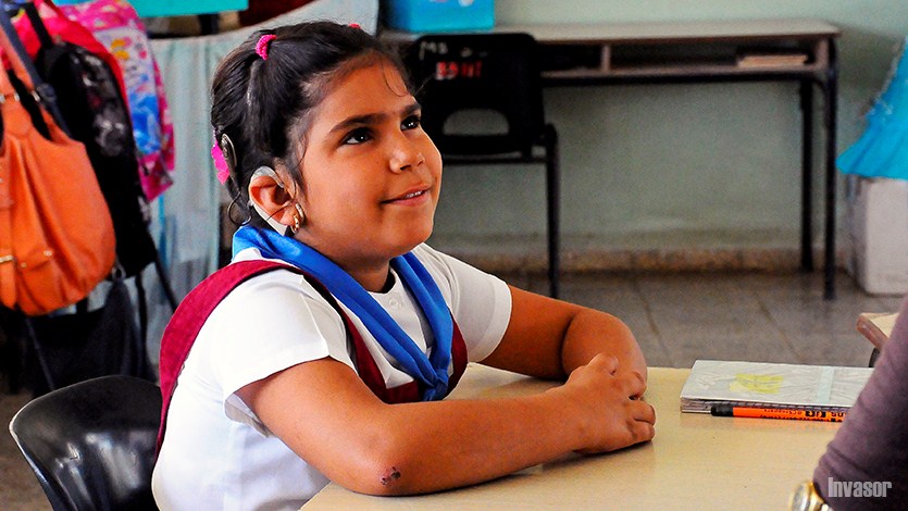 Niña con implante coclear