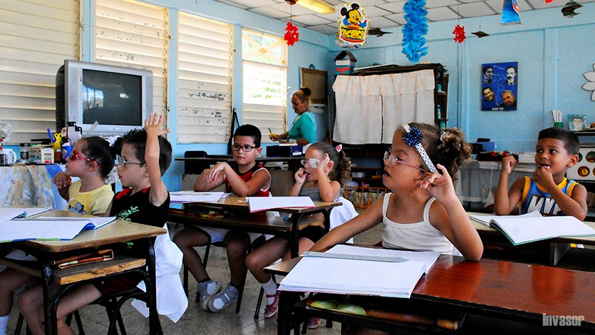 Niños atentos a la maestra