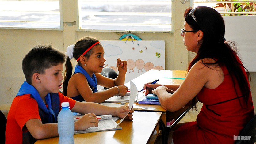 Maestra impartiendo una clase