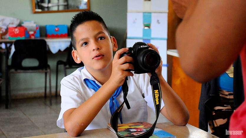 Niño con una cámara fotográfica en las manos