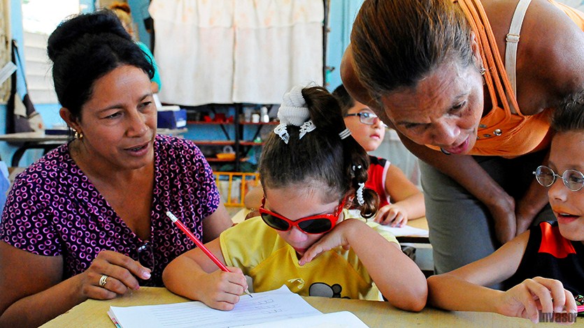 La madre asiste a clases también