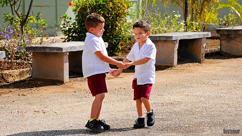 Niños ciegos juegan en el receso