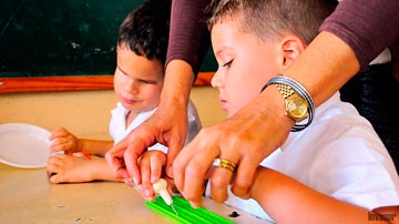 Niños leyendo en braille
