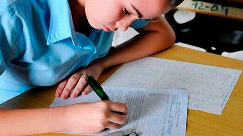 Alumna examinándose