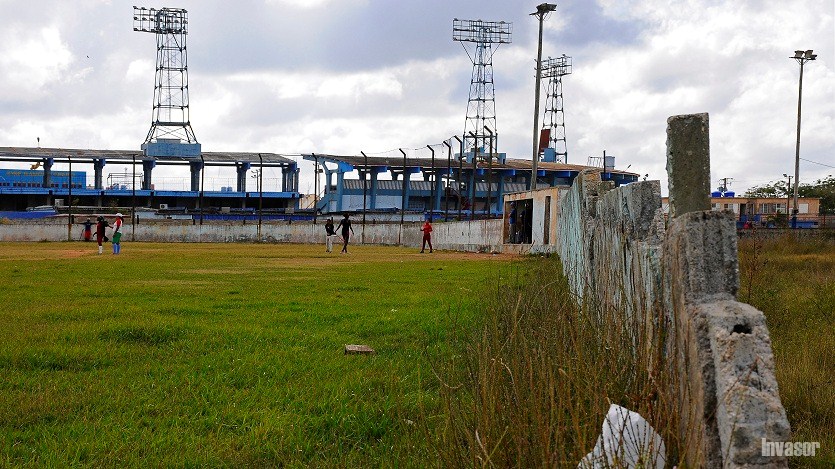 Terreno de béisbol deteriorado