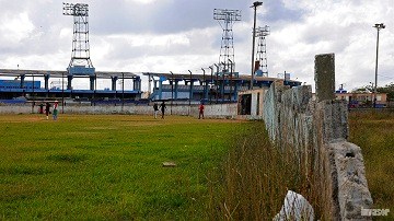 Terreno de béisbol deteriorado