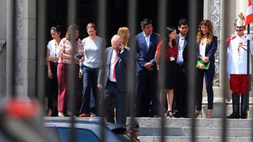 Pedro Pablo Kuczynski saliendo del palacio