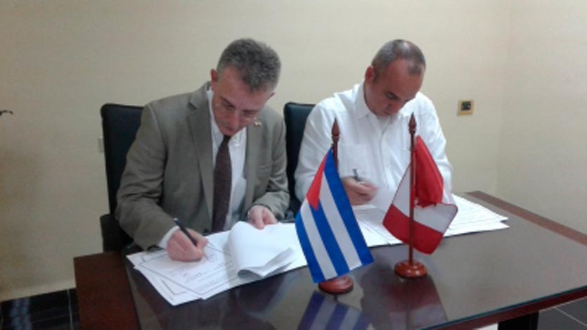 Diplomáticos firmando