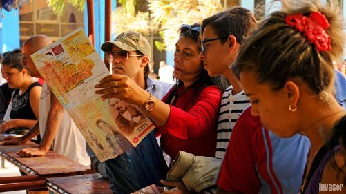 Personas comprando libros