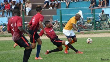 Equipo de fútbol en pleno juego