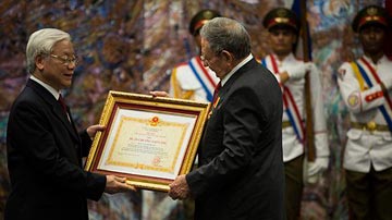 Raúl Castro siendo condecorado