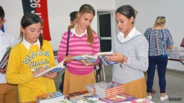 Alumnas de secundaria en la Feria del Libro