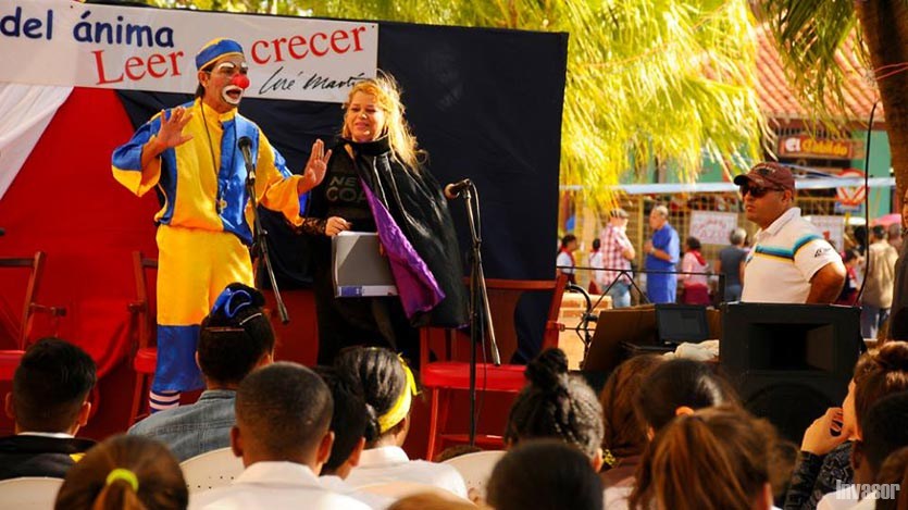 Payaso actuando en la Feria del libro