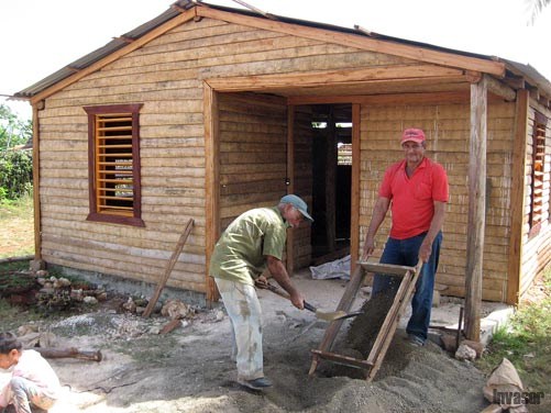 Casa en construcción tras el paso del Huracán Irma