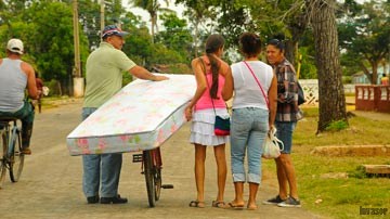 Personas con colchones