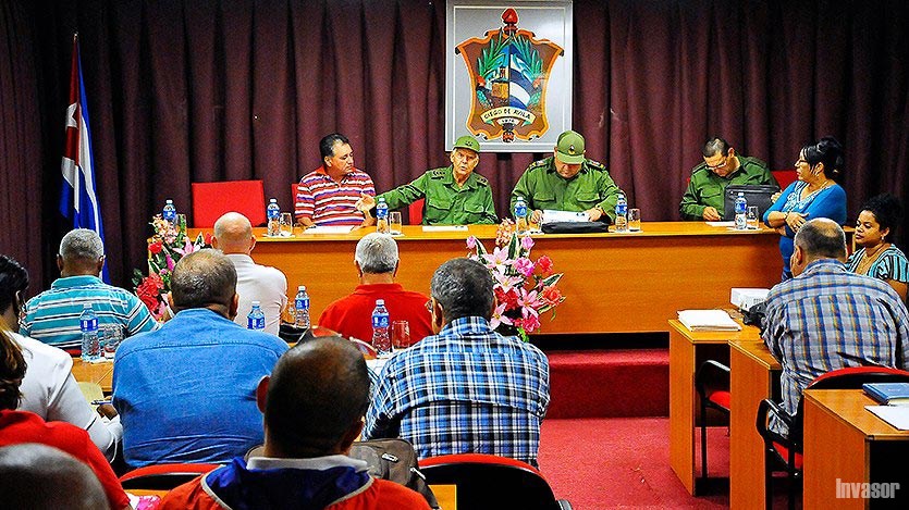 Quinta Solás reunido con dirigentes provinciales