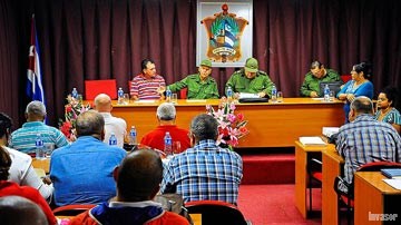 Quinta Solás reunido con dirigentes provinciales