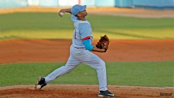 Yunser Corrales, pelotero