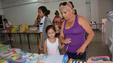 Madre e hija en la Feria del Libro