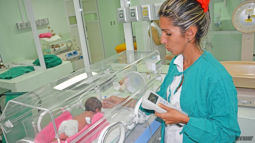 Doctora atendiendo a un neonato