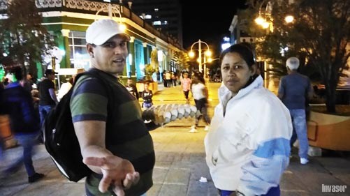 Hombre en el bulevar con cartón de huevos en la mano