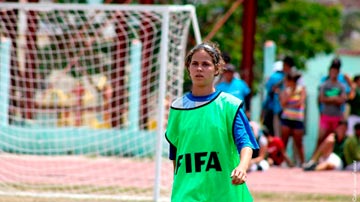 Niña jugando fútbol