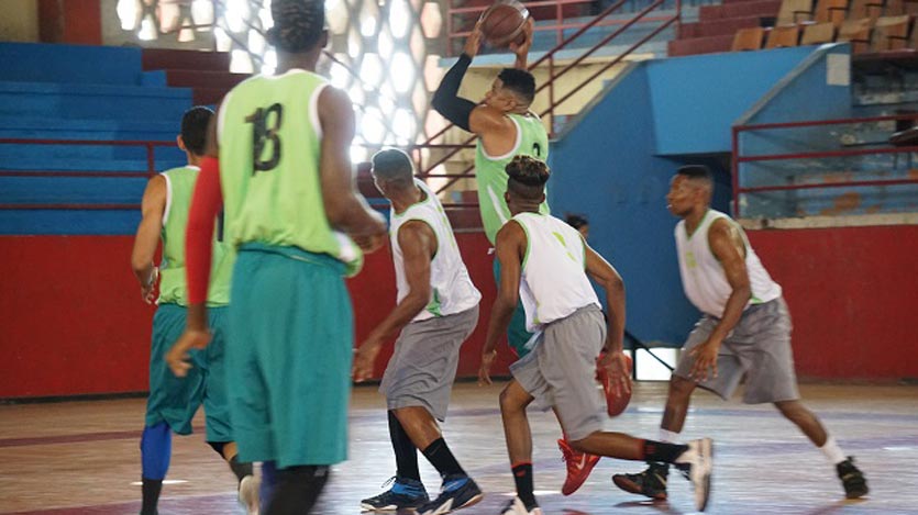 Vanier Reyes con la pelota 
