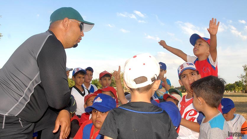Entrenador con sus peloteritos