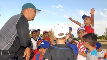Entrenador con sus peloteritos