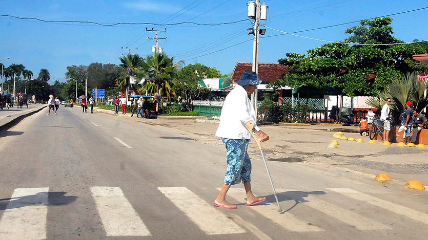 Anciana cruzando un paso peatonal