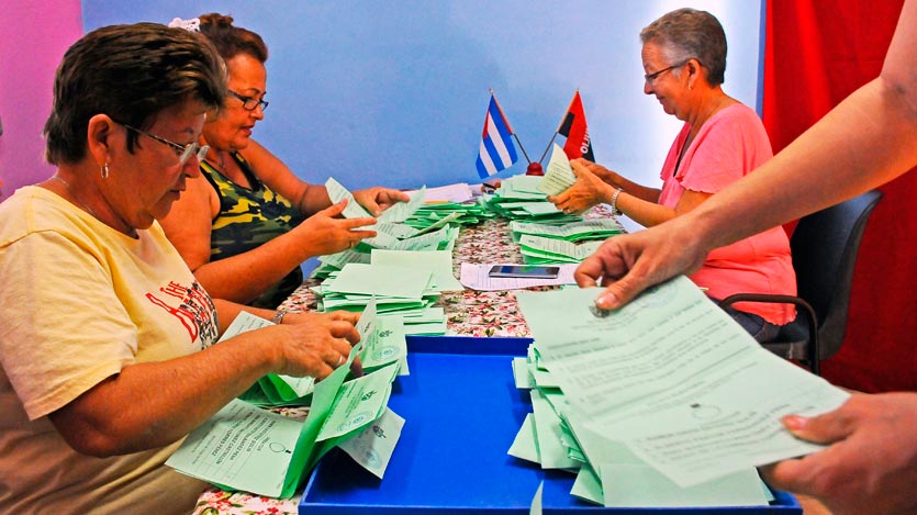 Momento en que se cuentan los votos de manera publica