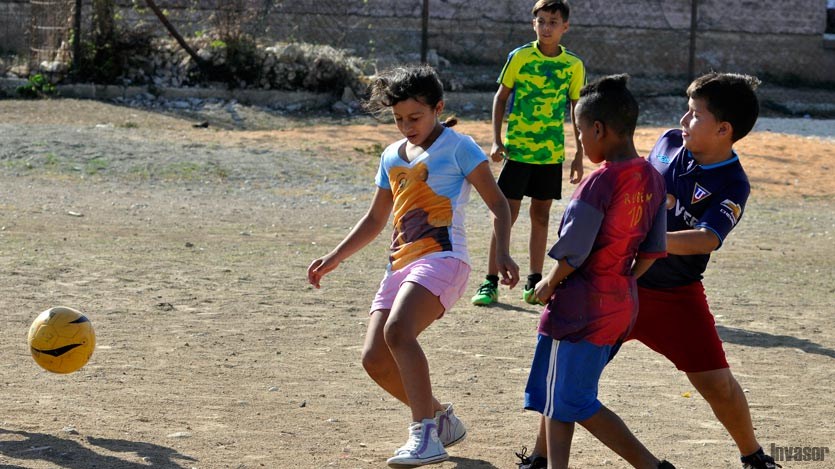 Niños jugando fútbol