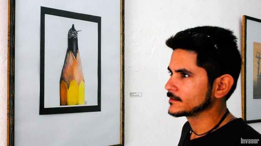 Persona apreciando la exposición