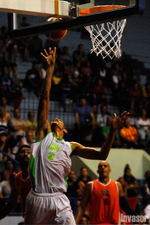 Jugador encestando