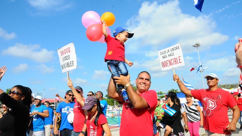Padre con niño en el desfile del 1 de Mayo