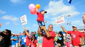 Padre con niño en el desfile del 1 de Mayo