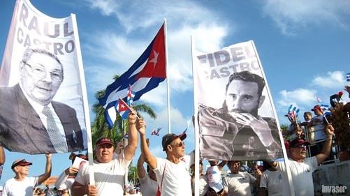 Peronas desfilan con afiches de Raúl y Fidel