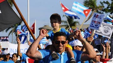 Padre con niño en hombros