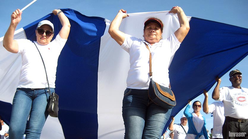 Mujeres llevando la Bandera gigante