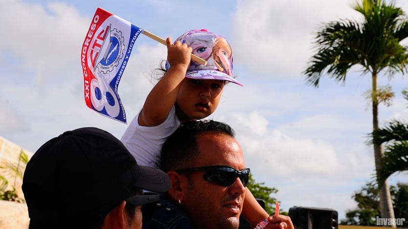 Padre con niña en hombros