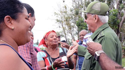 Quinta Solás intercambiando con la población