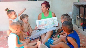 Cuidadora con los niños