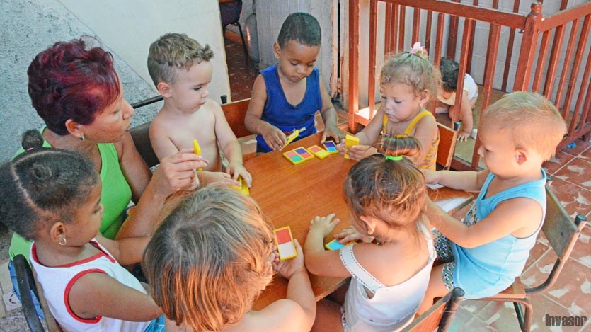 Cuidadora particular jugando con niños