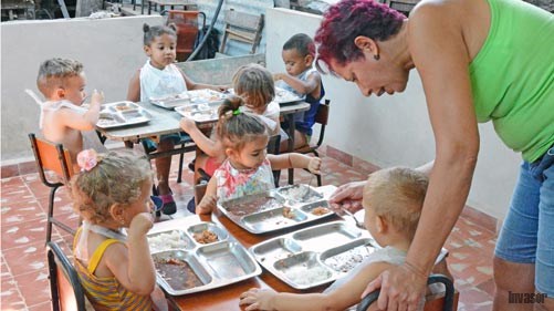 Niños almorzando
