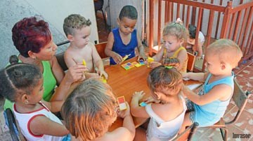 Cuidadora particular jugando con niños