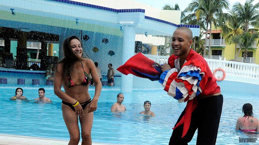 Bailarín interactuando con el público en Cayo Coco