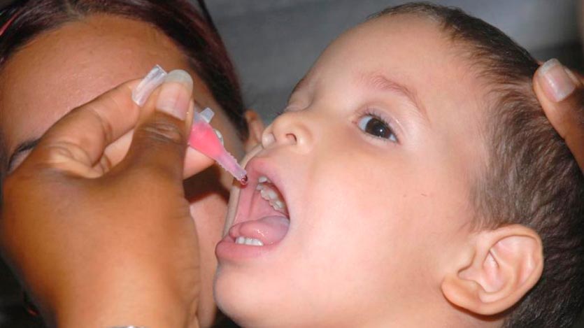 Niño siendo vacunado