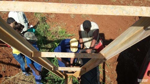 Hombres subiendo una escalera