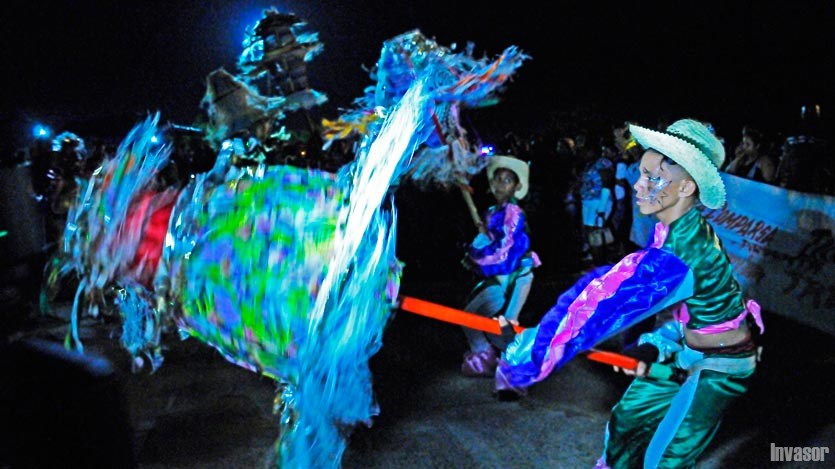 Niño con farol de carnaval